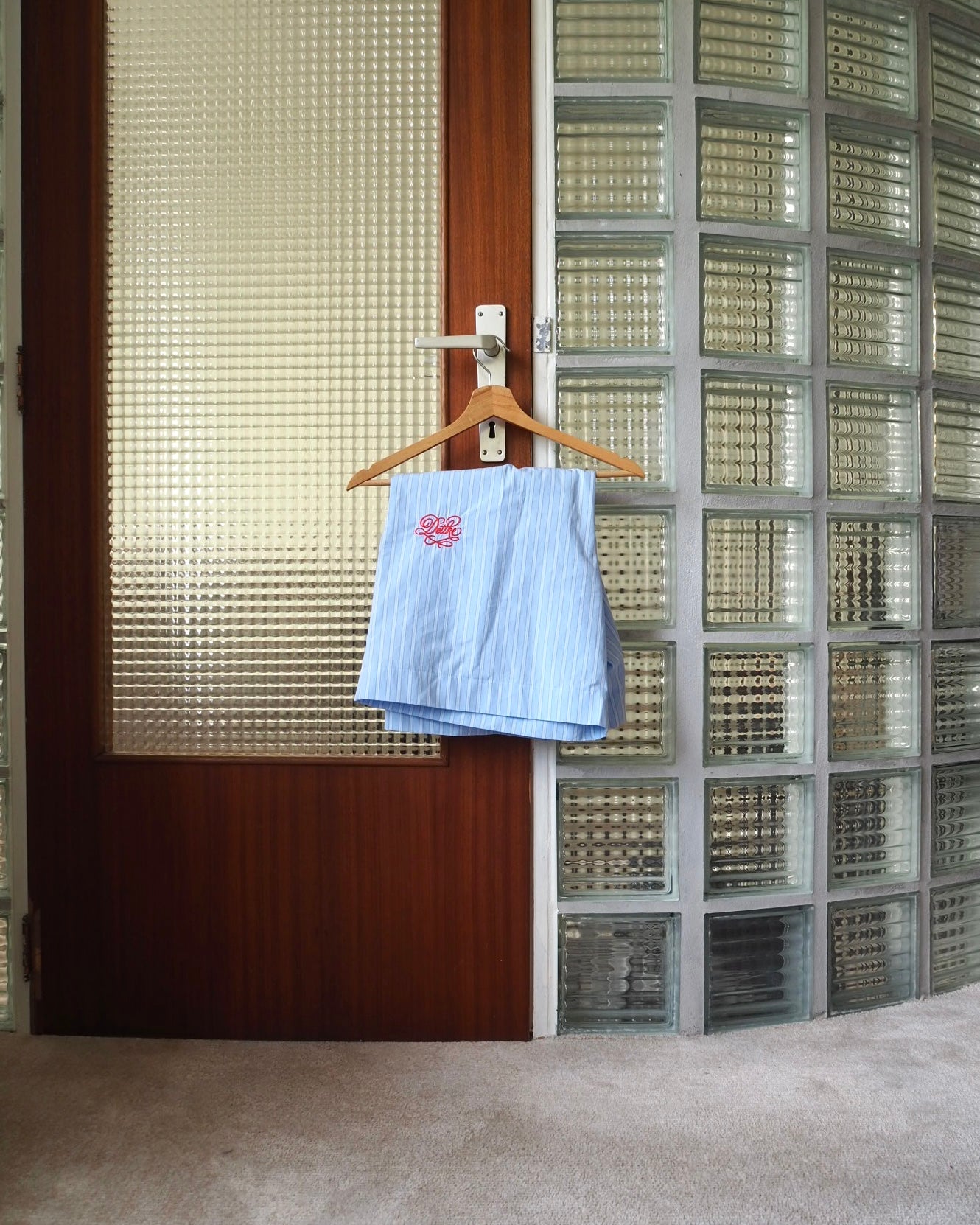Short Rho mit Streifenmuster